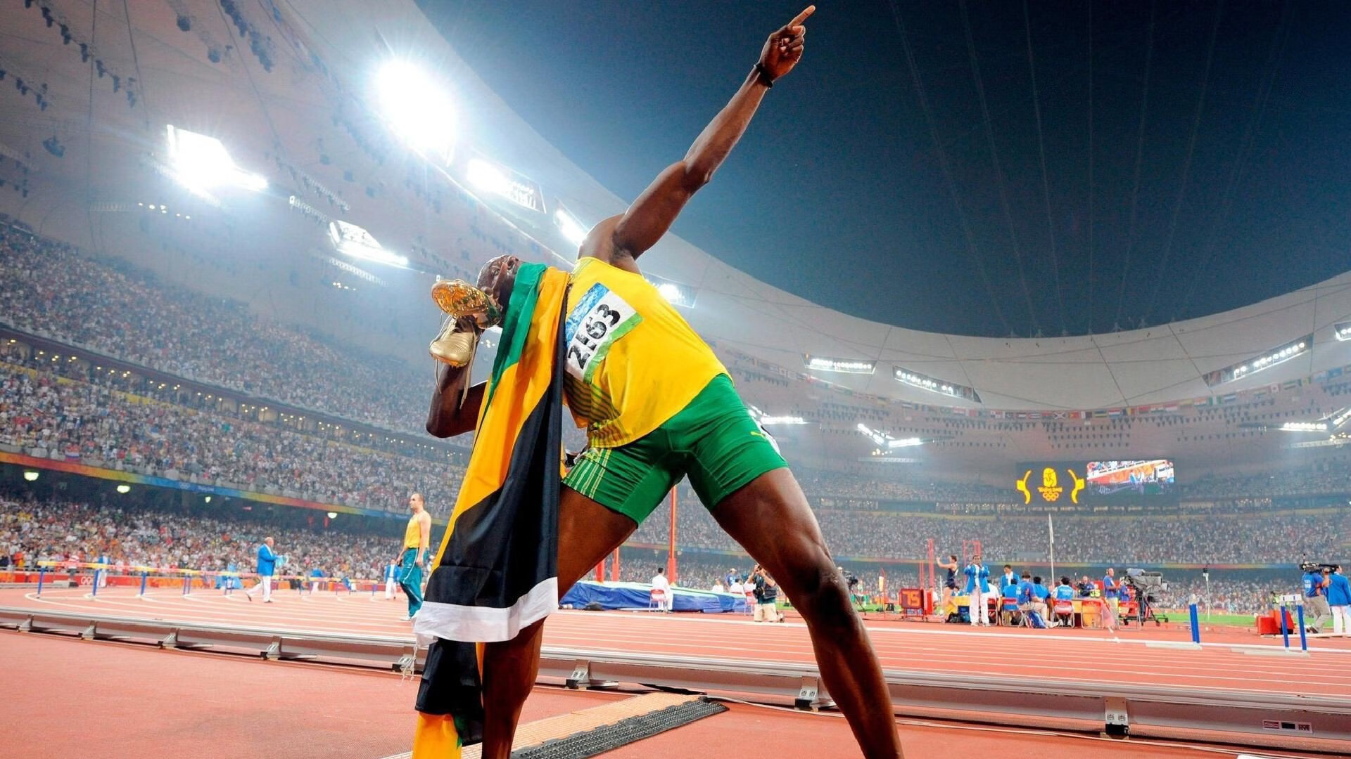 球队气氛融洽，队员之间默契配合愈发默契，球队合作